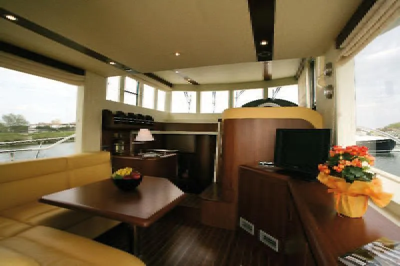 ホテル Venice Luxury Yacht